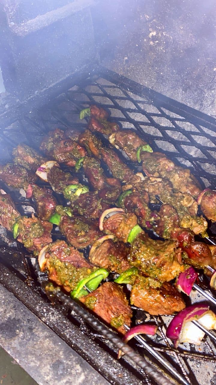 Brochettes de bœuf grillées au feu de bois sur grill