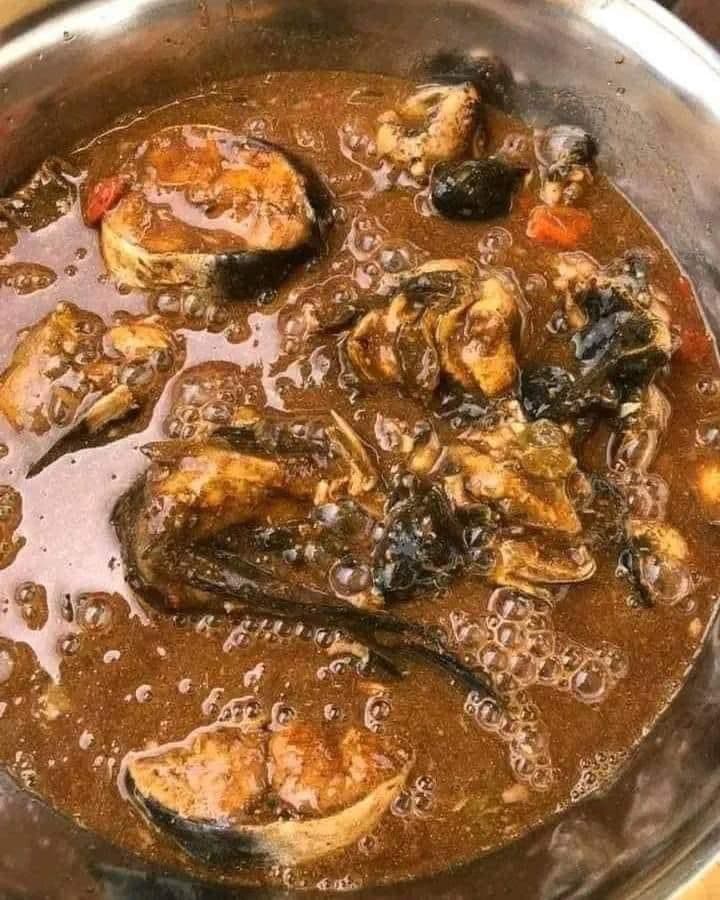 Sauce graine ivoirienne au poisson fumé et escargots