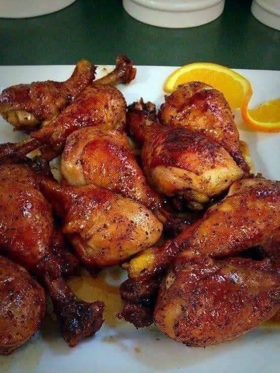 Plat de poulets braisés caramélisés avec quartiers d'orange