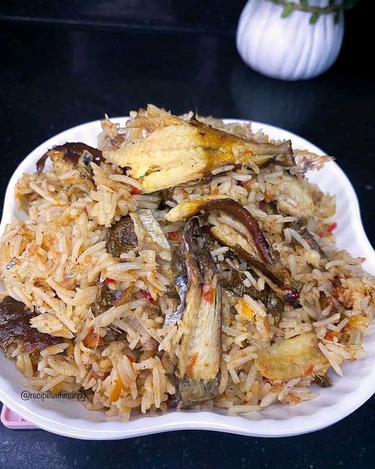 Riz au poisson fumé Djoumblé dans une assiette blanche